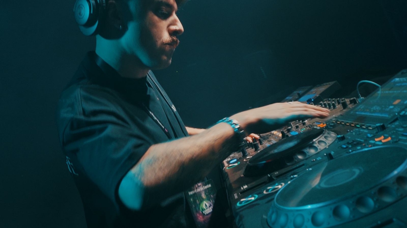 Artist am Pult beim Forest Forge Festival